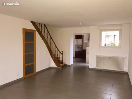 maison de ville à louer avec jardin et garage centre ville de bressuire