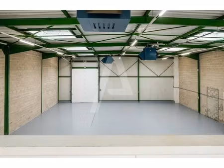 a louer - au sein du parc de l'esplanade  1587m² d'entrepôt de disponibles. a proximité de