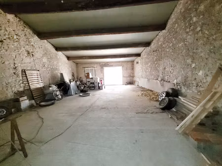 fleury remise de 100 m2 au sol avec plancher béton et isolé 