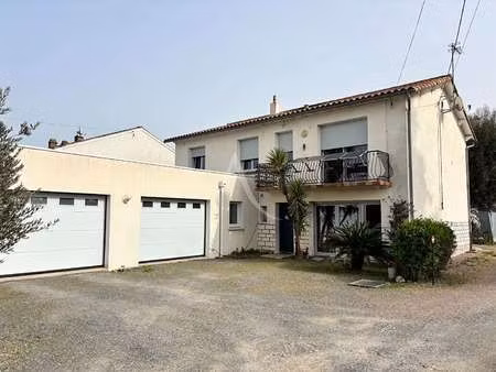 vente maison à fontenay-le-comte (85200) : à vendre / 166m² fontenay-le-comte