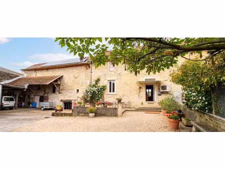 maison en pierres de caractère au coeur du village de trept