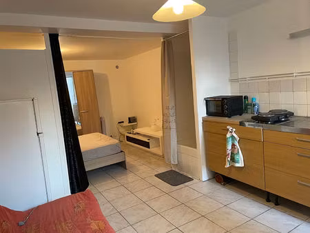 studio au calme en rez-de-chaussée sur cour d'une copropriété bien entretenue des années 3
