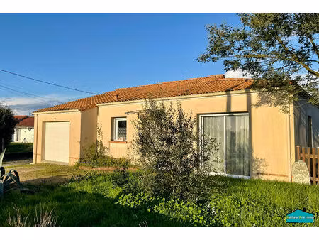 maison de 3 chambres et garage  sur un terrain de 1044 m² divisible.