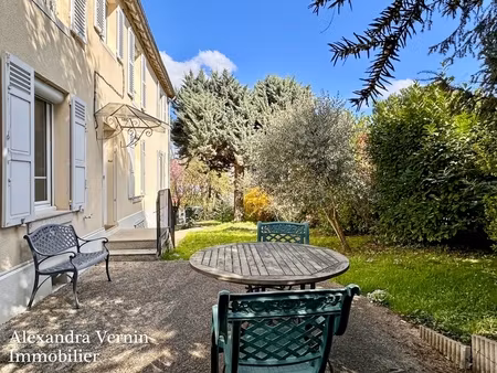 charmante maison familiale 4 chambres entourée d'un agréable jardin arboré