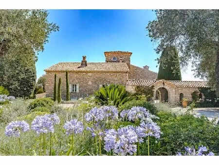 ancien monastère historique avec vue panoramique collines et mer