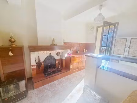 cotignac maison de village r+4 avec balcon