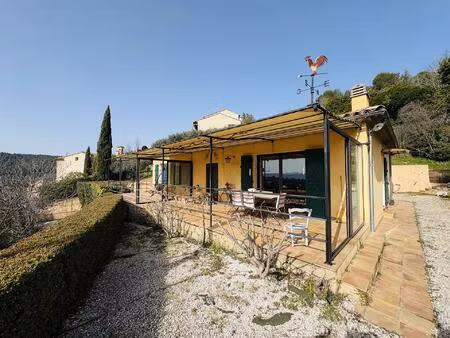 maison avec magnifique vue dominante sur les hauteurs de cotignac