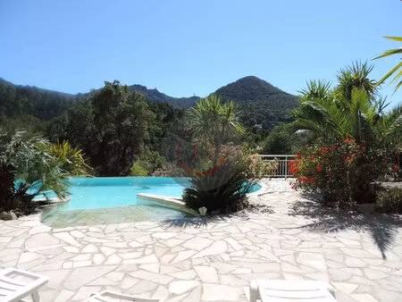 vaste propriete dans un ecrin de verdure!