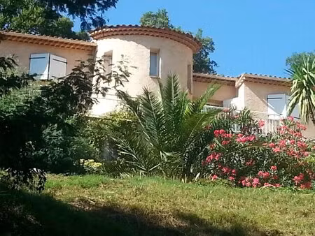 en exclusivite! vaste propriete dans un ecrin de verdure!