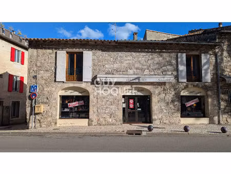 bâtisse du xviii siècle composé d'un local commercial et appartement