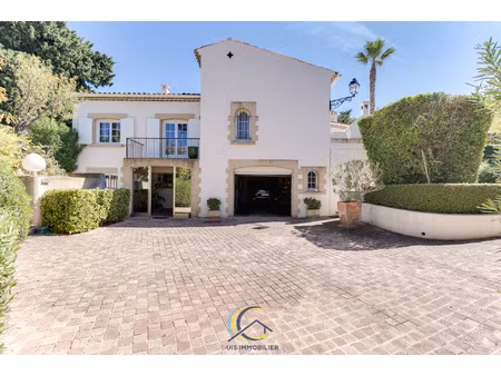 magnifique propriété de 278 m2 avec piscine et ascenseur int