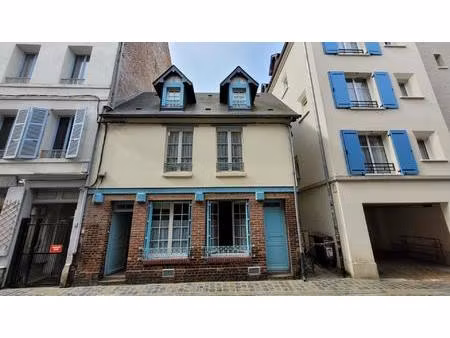 honfleur  à 200m du vieux bassin. jolie maison classée c avec cour.
