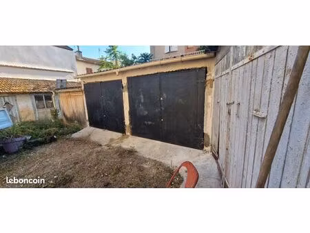 à vendre un lot de 2 garages