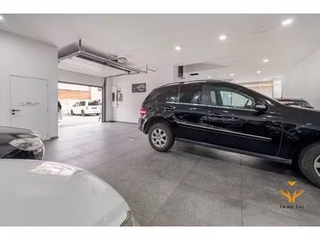 woning met toonzaal  magazijn en garages te hamme