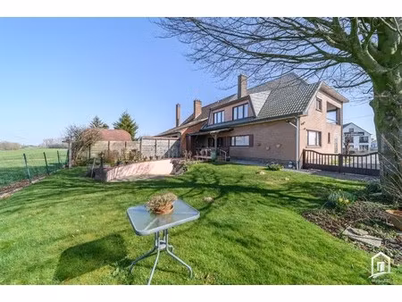 gunstig gelegen en gezellige gezinwoning te erpe.