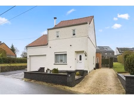 zeer goed gelegen open bebouwing met 2 zeer ruime slaapkamers  garage en aangelegde tuin m