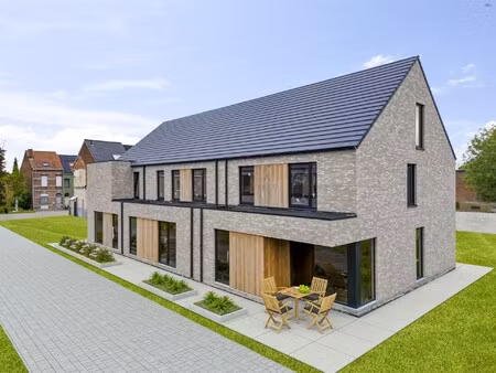 ruime rijwoning met uitweg langs achter