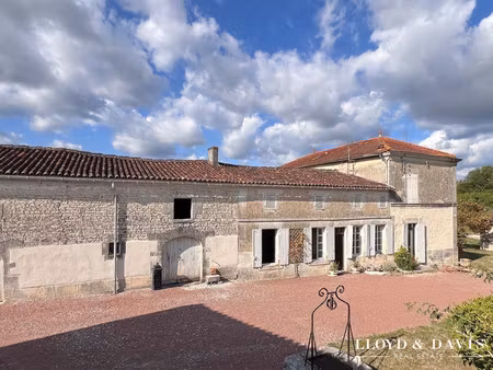 maison charentaise  nombreuses dépendances