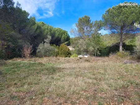 terrain 1 300 m² le val