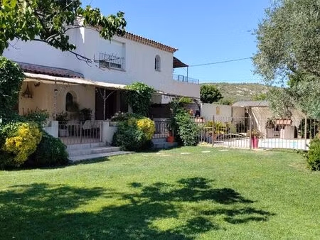 belle villa de 210m2 avec dependances et piscine