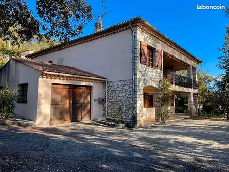 villa 205 m² double habitation piscine + 2800 m² terrain dont 1200m2 constructibles détach