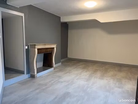 appartement t2 de charme 65m² - place nationale (au pied de la collégiale) dole