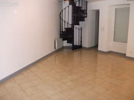 appartement t 3 avec cour et dépendance