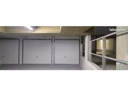 plusieurs box ou parking à louer