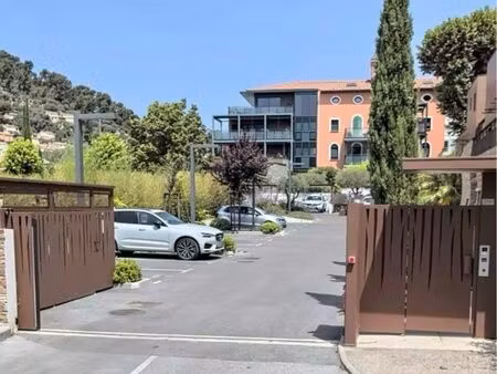 place de parking / garage sécurisée