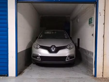 box fermé avec prise pour recharge véhicule électrique – métro jean jaurès – boulogne-bill