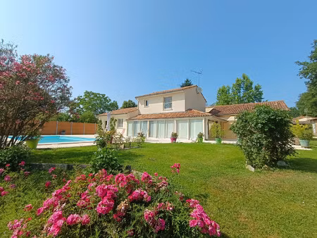 coutras (33230) – propriété rare avec parc  piscine et prest