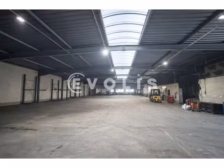 bâtiment indépendant avec cour extérieure bitumée