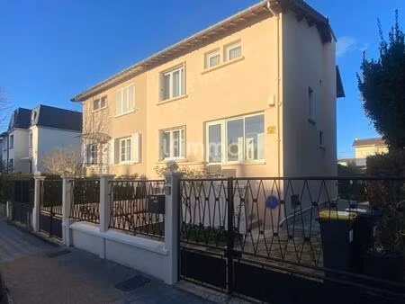 maison familiale avec jardin et terrasse