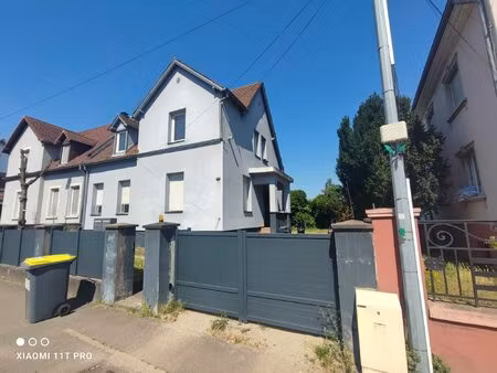 immeuble avec deux appartements 3 garages et terrain constructi