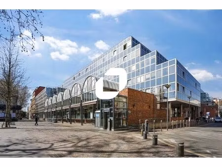 a louer  bureaux cloisonnes et climatises au pied du metro