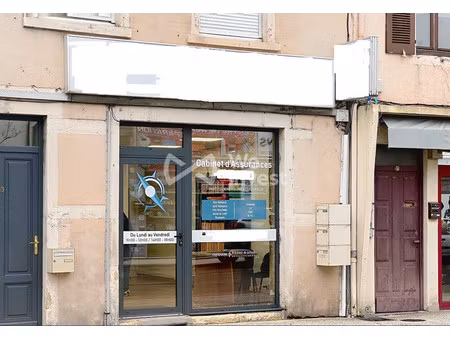 centre bourgoin vitrine sur rue passante
