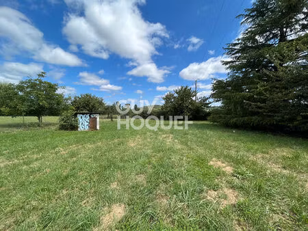 terrain plat au coeur du village