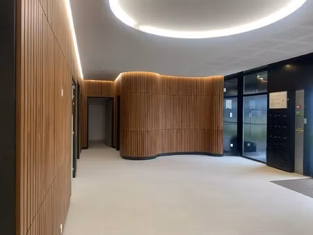 location local professionnel 2 826m²