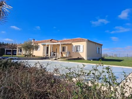 belle villa contemporaine avec piscine et grands garages