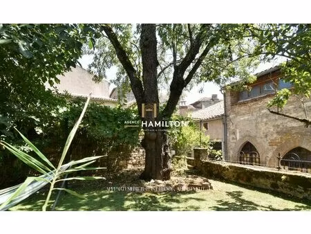 immeuble avec boutiques au cur de la cité