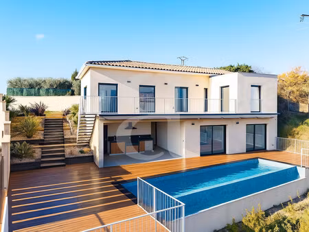 maison traditionnelle avec piscine sur les hauteurs dans la rég