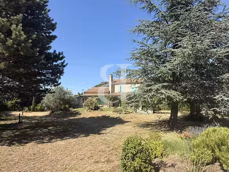 villa avec piscine sur grand terrain en plein coeur de l'enclave