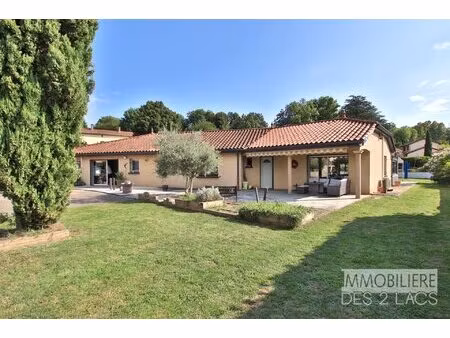 villa contemporaine de 2002 - joli terrain arboré avec piscine