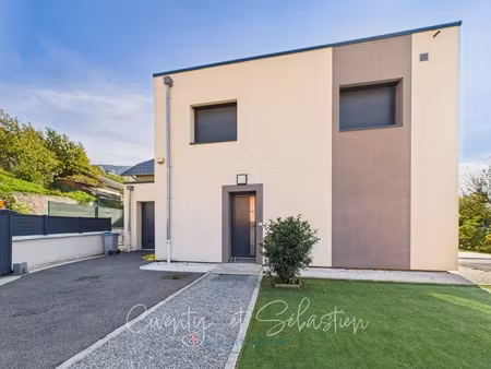 maison contemporaine  élégante et fonctionnelle aiton (73)