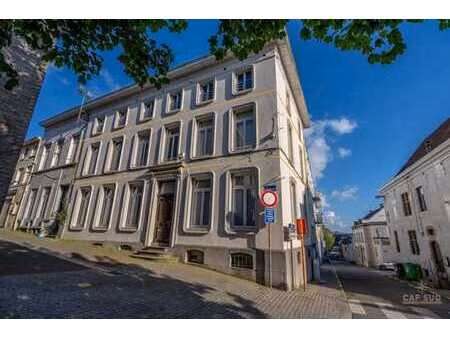 3 ch idéalement situé sur la grand place - braine-l'alleud !