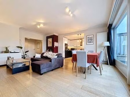 lumineux penthouse 2 chambres rénové en 2020