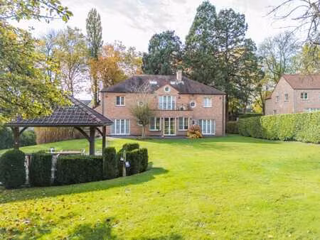 prestigieuse et spacieuse villa avec piscine intérieure