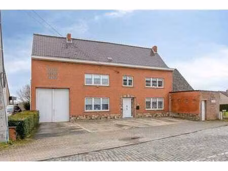 ferme avec grange et pâturage attenant