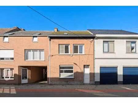 maison de rapport comprenant 2 appartements et 2 garages