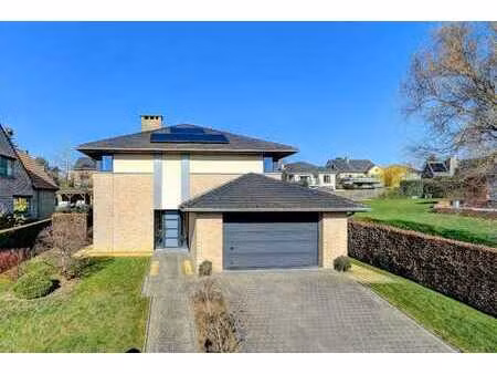 grande maison ouverte avec jardin ensoleillé